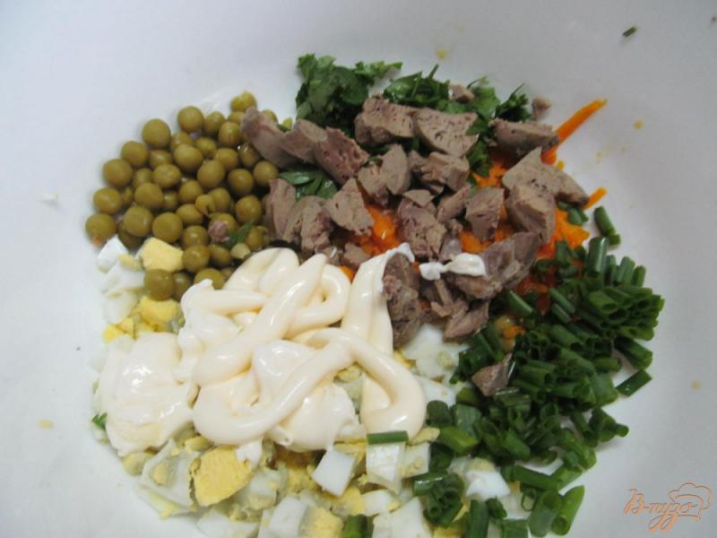 Фото приготовление рецепта: Салат с куриной печенью и морковью шаг №4