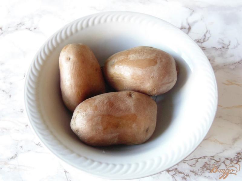 Фото приготовление рецепта: Отварной картофель со сладким перцем и шампиньонами шаг №1