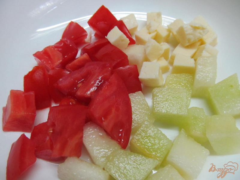Фото приготовление рецепта: Салат из дыни с помидором шаг №1