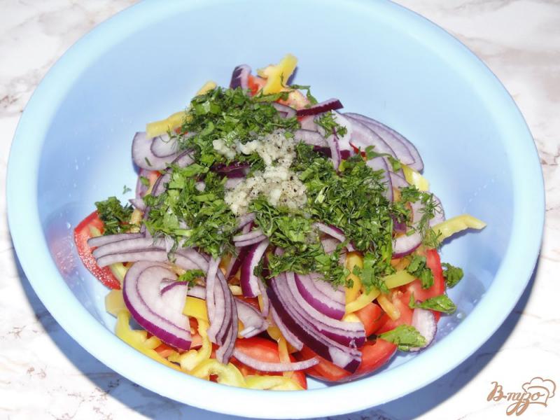 Фото приготовление рецепта: Салат из помидоров с красным луком и чесночной заправкой шаг №6