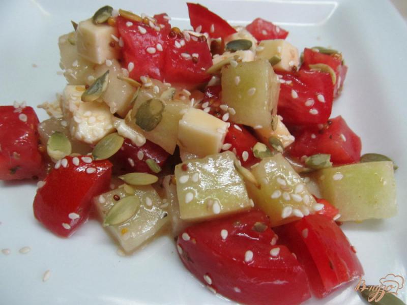 Фото приготовление рецепта: Салат из дыни с помидором шаг №3