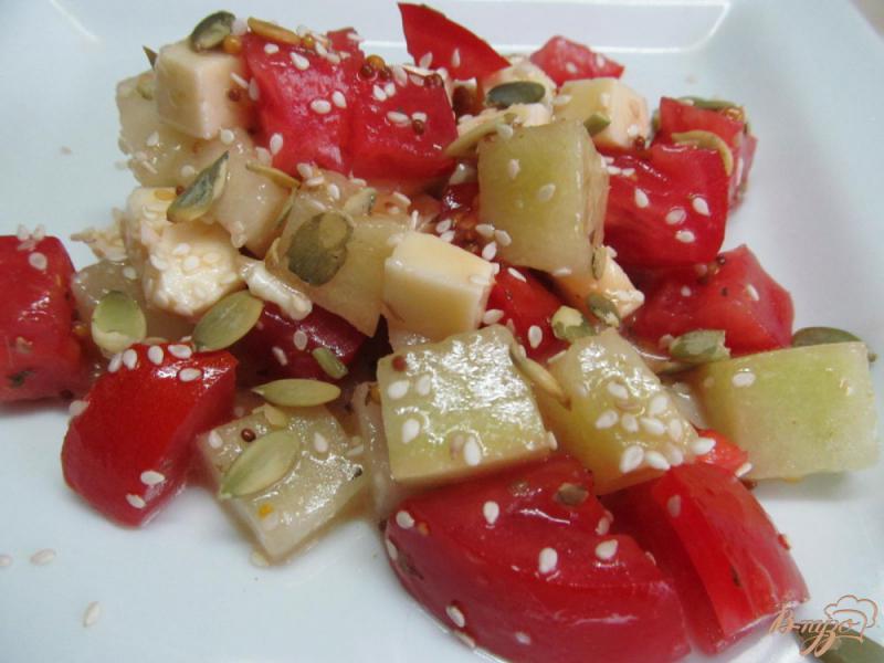 Фото приготовление рецепта: Салат из дыни с помидором шаг №4