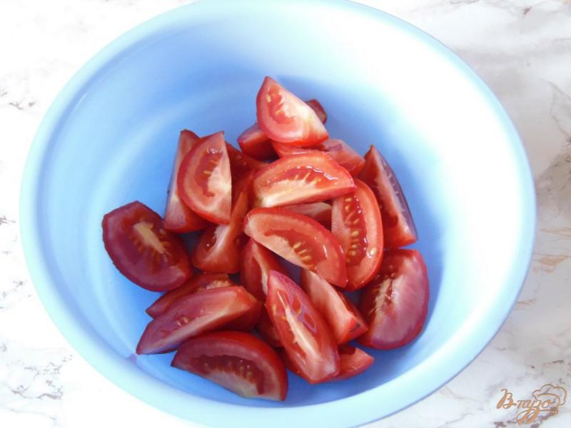 Фото приготовление рецепта: Салат из помидоров с красным луком и чесночной заправкой шаг №1