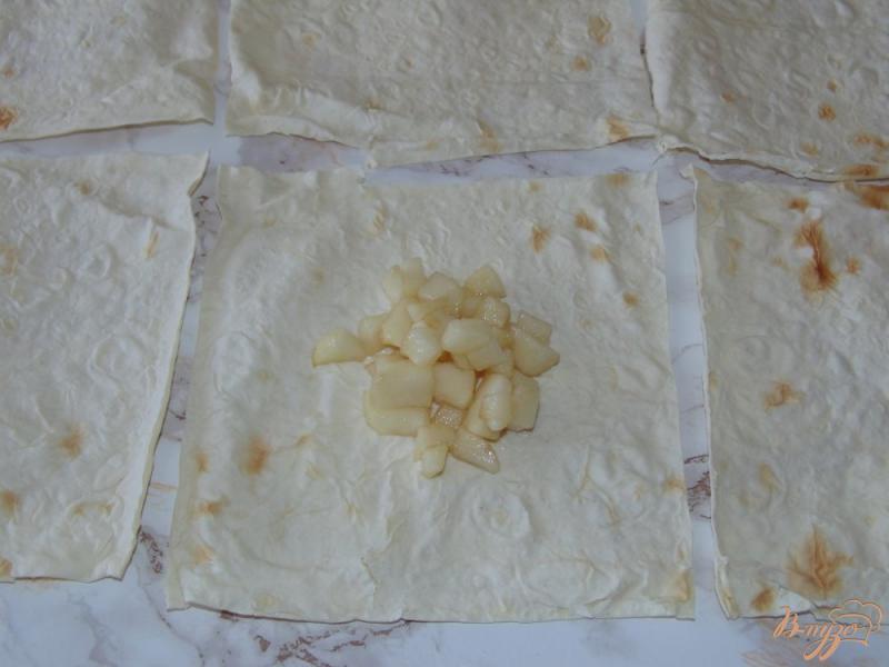 Фото приготовление рецепта: Сладкие конвертики из лаваша с грушей шаг №3