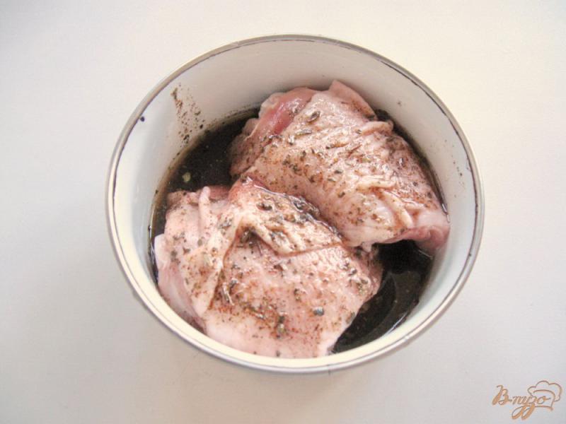 Фото приготовление рецепта: Курица в мультиварке в собственном соку шаг №4