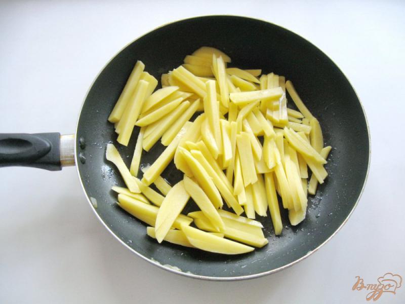 Фото приготовление рецепта: Вешенки жареные с картофелем в сметане шаг №5