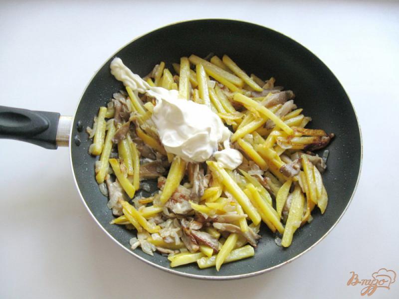 Фото приготовление рецепта: Вешенки жареные с картофелем в сметане шаг №7