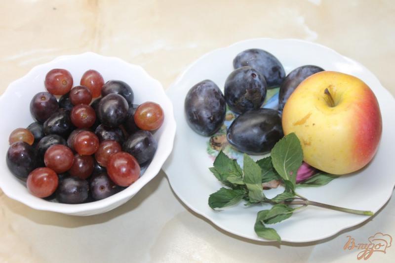 Фото приготовление рецепта: Фруктовый салат из яблок, слив и винограда шаг №1
