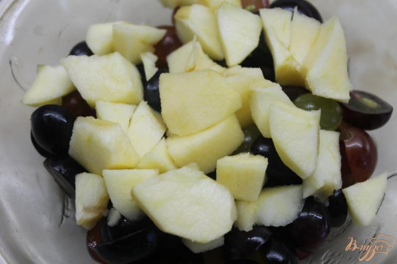 Фото приготовление рецепта: Фруктовый салат из яблок, слив и винограда шаг №3
