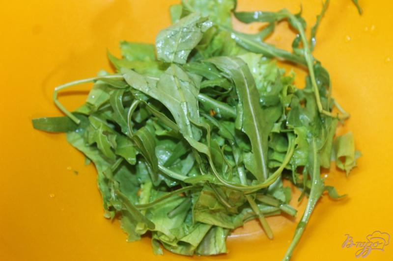 Фото приготовление рецепта: Салат из зелени с яблоком и яйцом шаг №1