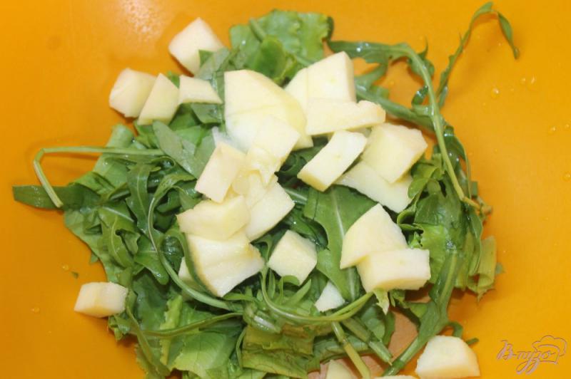 Фото приготовление рецепта: Салат из зелени с яблоком и яйцом шаг №2
