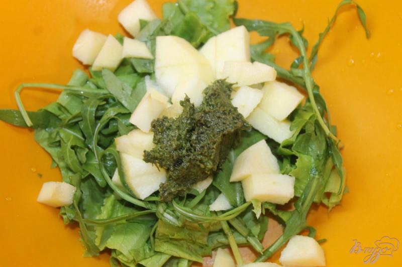 Фото приготовление рецепта: Салат из зелени с яблоком и яйцом шаг №3