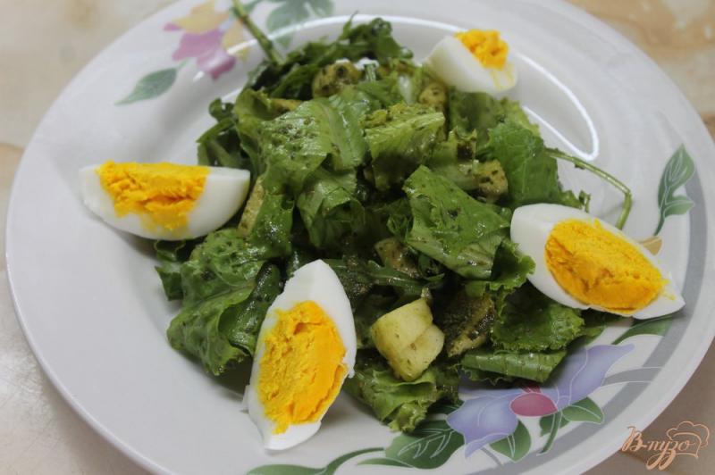 Фото приготовление рецепта: Салат из зелени с яблоком и яйцом шаг №4