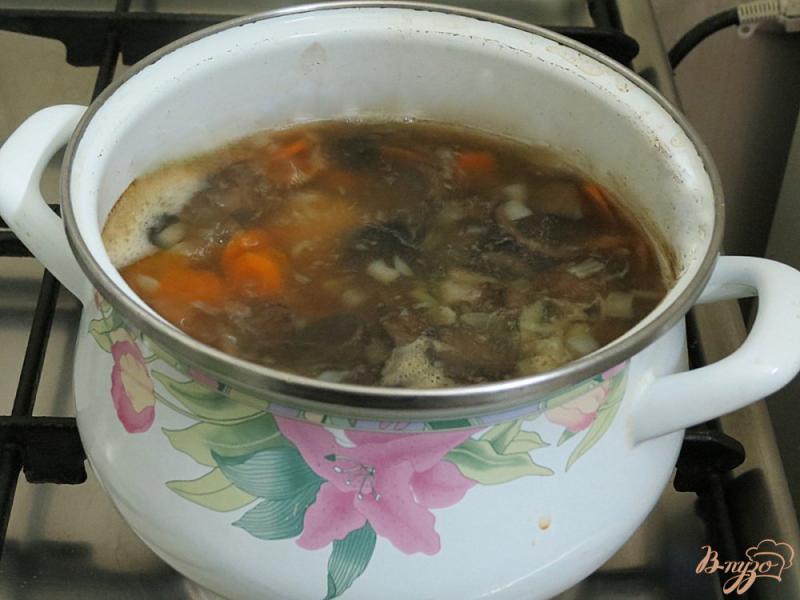 Фото приготовление рецепта: Суп с лесными грибами и фрикадельками шаг №7