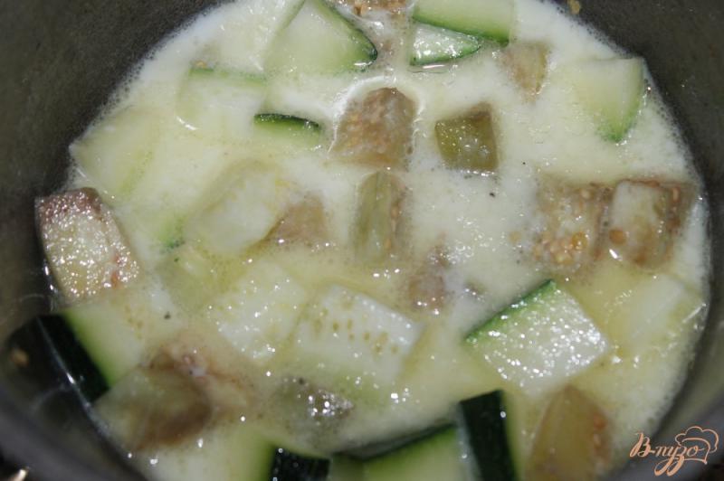 Фото приготовление рецепта: Сливочный крем - суп из кабачка с баклажаном шаг №4