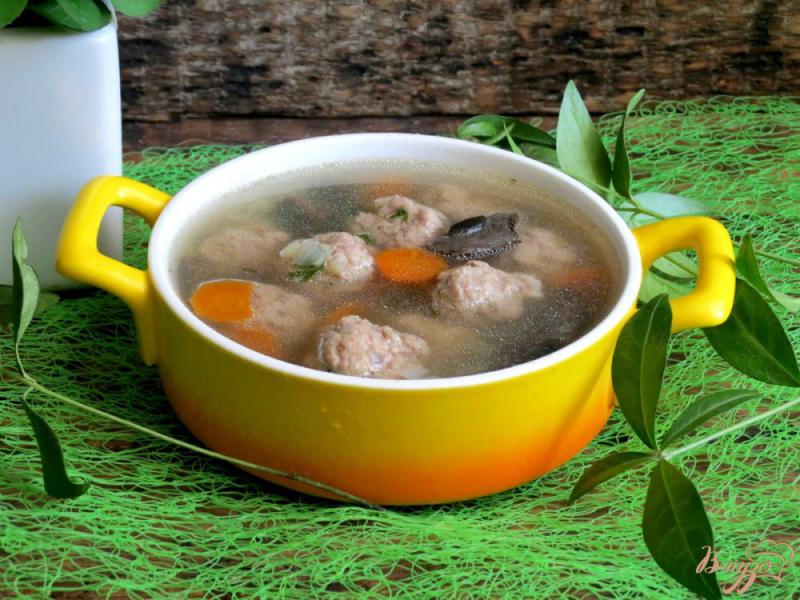 Фото приготовление рецепта: Суп с лесными грибами и фрикадельками шаг №10