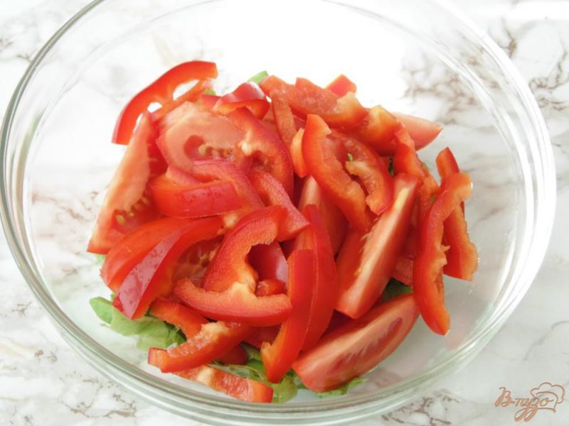 Фото приготовление рецепта: Салат из помидоров с шампиньонами и перепелиными яйцами шаг №4