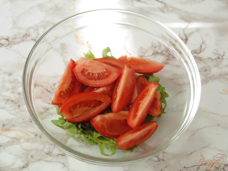Фото приготовление рецепта: Салат из помидоров с шампиньонами и перепелиными яйцами шаг №3