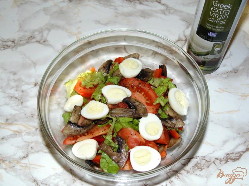 Фото приготовление рецепта: Салат из помидоров с шампиньонами и перепелиными яйцами шаг №6