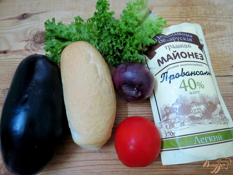 Фото приготовление рецепта: Сэндвич с колбасой, сыром и баклажанами шаг №1