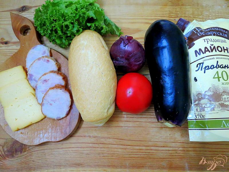 Фото приготовление рецепта: Сэндвич с колбасой, сыром и баклажанами шаг №2