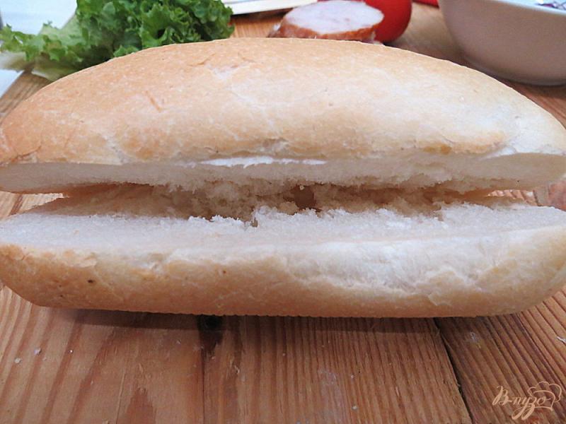 Фото приготовление рецепта: Сэндвич с колбасой, сыром и баклажанами шаг №4