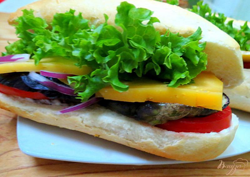 Фото приготовление рецепта: Сэндвич с колбасой, сыром и баклажанами шаг №5