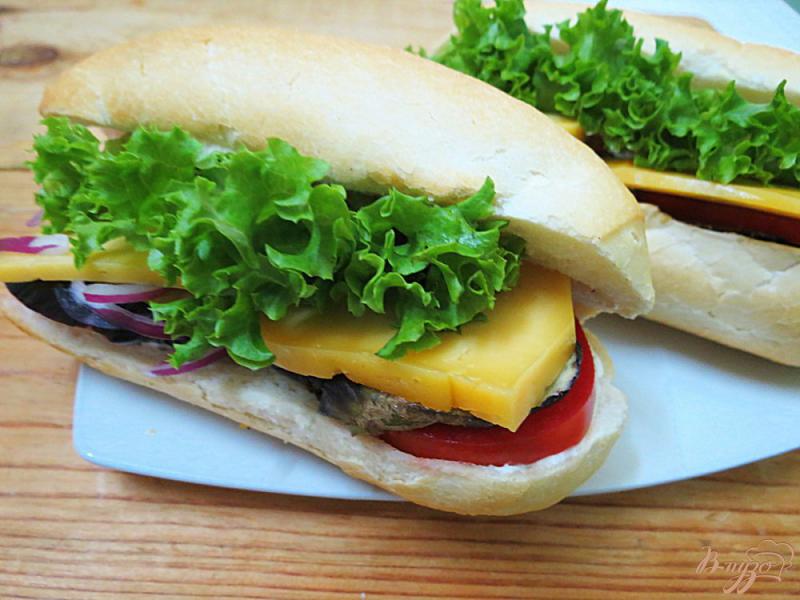 Фото приготовление рецепта: Сэндвич с колбасой, сыром и баклажанами шаг №6