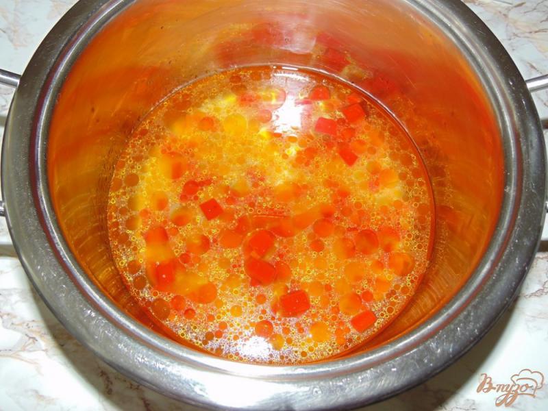 Фото приготовление рецепта: Рис с морковью и сладким красным перцем шаг №3