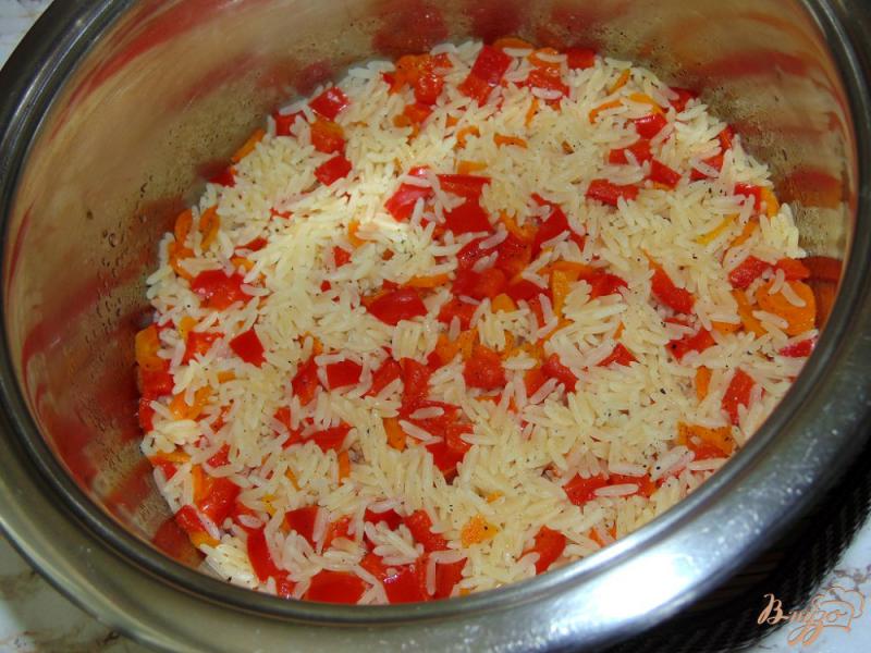 Фото приготовление рецепта: Рис с морковью и сладким красным перцем шаг №5