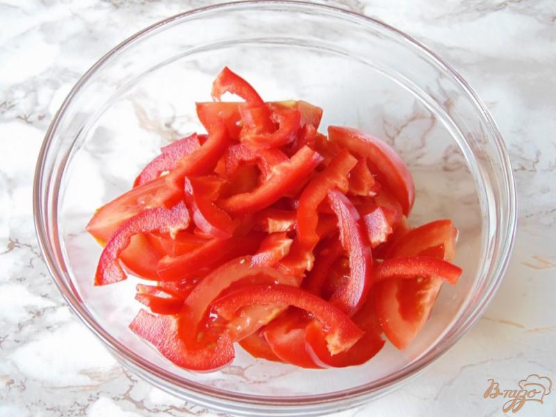 Фото приготовление рецепта: Салат из помидоров с красным луком и фасолью шаг №2