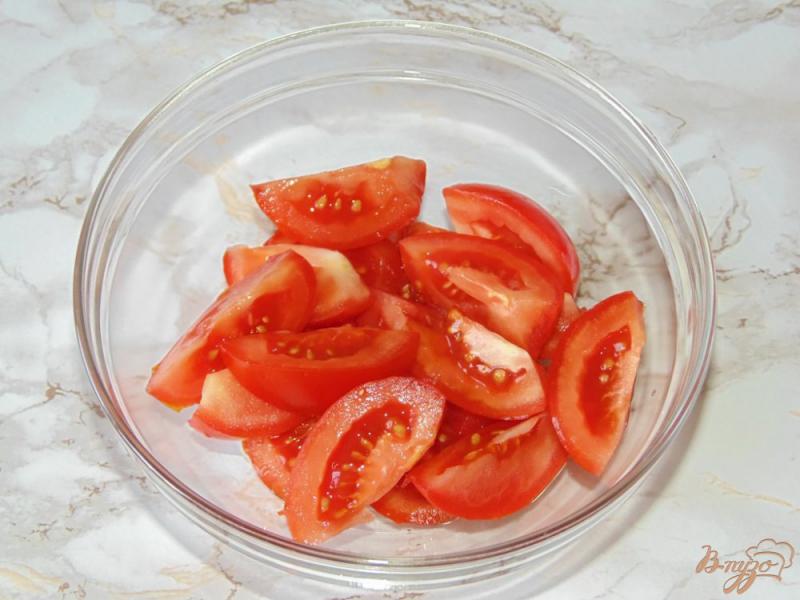 Фото приготовление рецепта: Салат из помидоров с красным луком и фасолью шаг №1