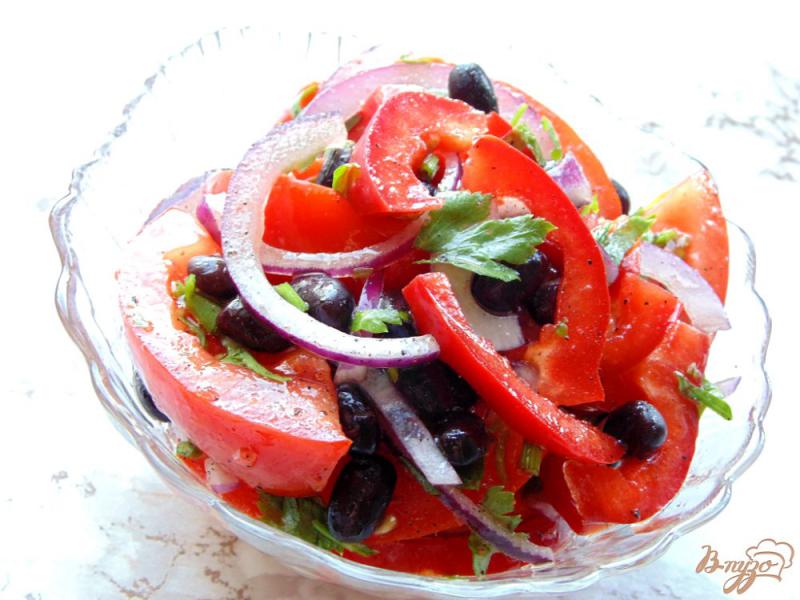 Фото приготовление рецепта: Салат из помидоров с красным луком и фасолью шаг №6