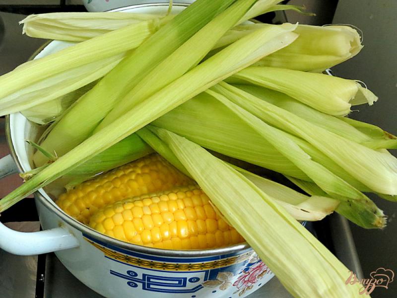 Фото приготовление рецепта: Кукуруза отварная c маслом и чесноком шаг №2