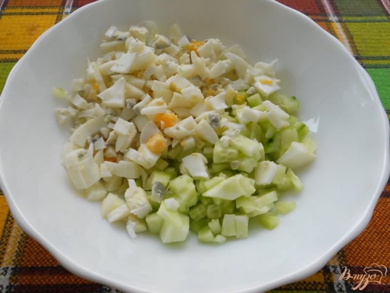 Фото приготовление рецепта: Салат из рыбных консервов с огурцами и яйцом шаг №1