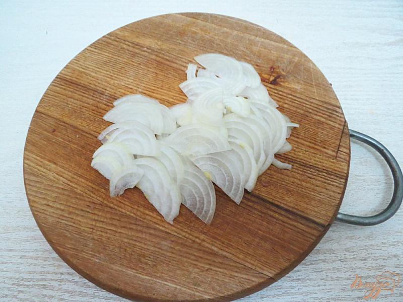 Фото приготовление рецепта: Курица с лесными грибами в сметанном соусе шаг №4