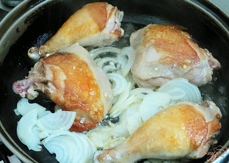 Фото приготовление рецепта: Курица с лесными грибами в сметанном соусе шаг №5