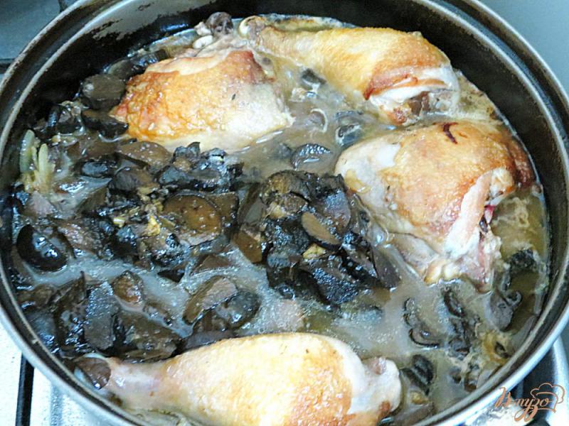 Фото приготовление рецепта: Курица с лесными грибами в сметанном соусе шаг №7