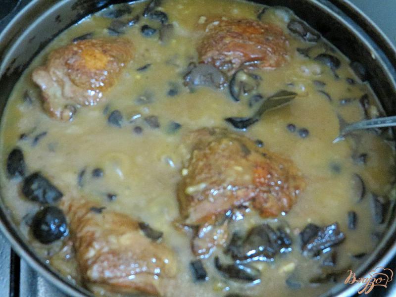 Фото приготовление рецепта: Курица с лесными грибами в сметанном соусе шаг №8