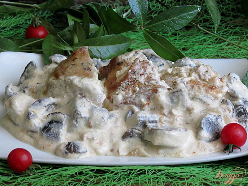 Фото приготовление рецепта: Курица с лесными грибами в сметанном соусе шаг №9