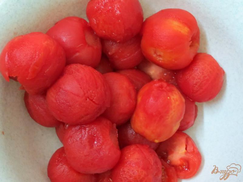 Фото приготовление рецепта: Консервированные помидоры дольками шаг №2