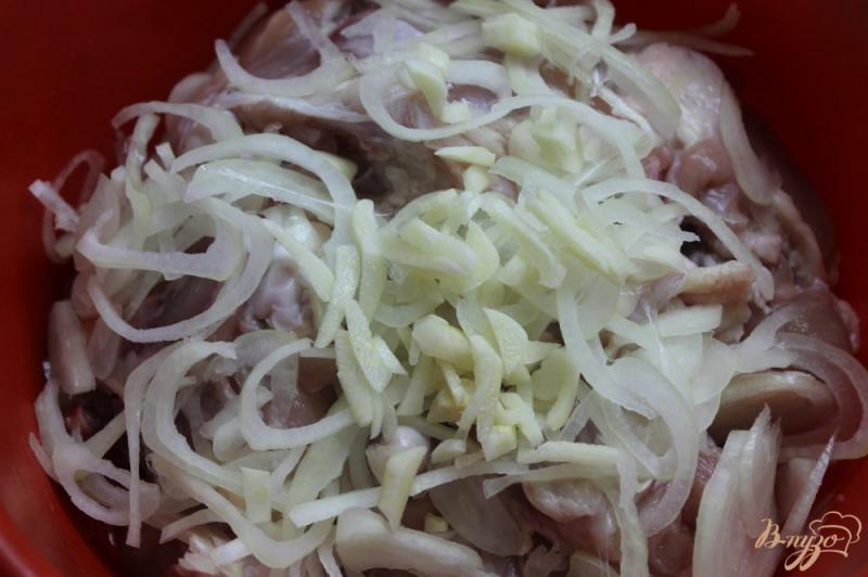 Фото приготовление рецепта: Куриные бедра в грибном соусе шаг №2