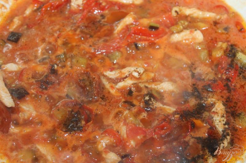 Фото приготовление рецепта: Спагетти с курицей, овощами и вялеными помидорами шаг №5