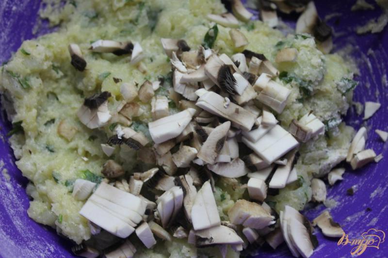 Фото приготовление рецепта: Картофельные котлетки с зеленью и грибами шаг №5