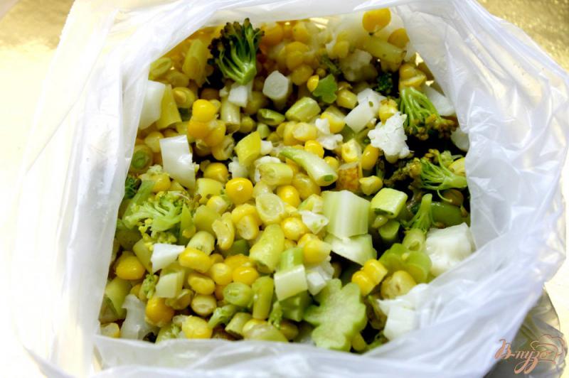 Фото приготовление рецепта: Овощной микс из спаржевой фасоли, брокколи, цветной капусты и кукурузы в заготовку шаг №5