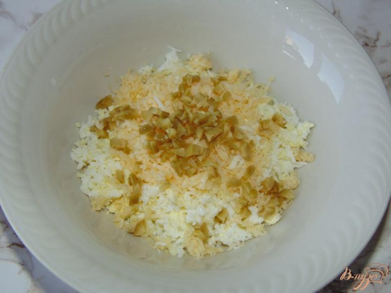 Фото приготовление рецепта: Яичная намазка с зелеными оливками шаг №3