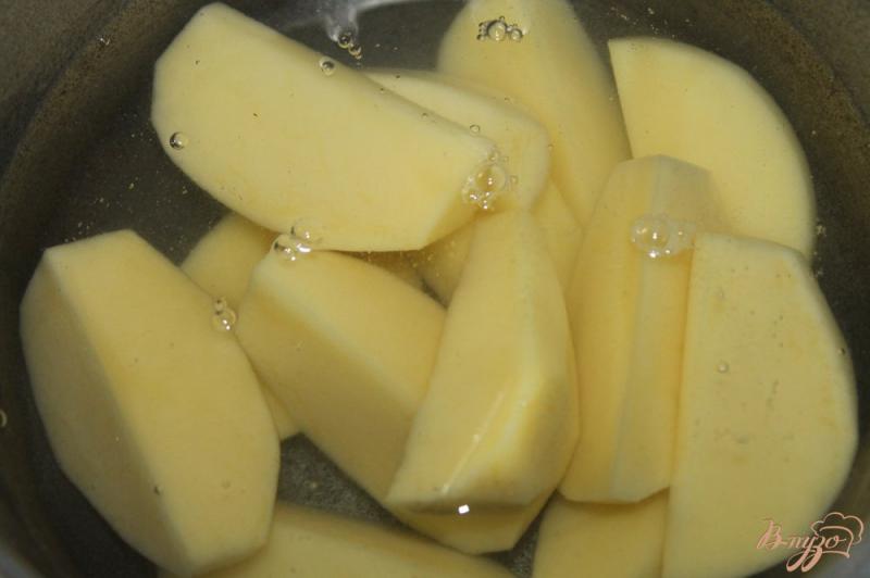 Фото приготовление рецепта: Картофельные дольки во фритюре с маслом и зеленью шаг №1