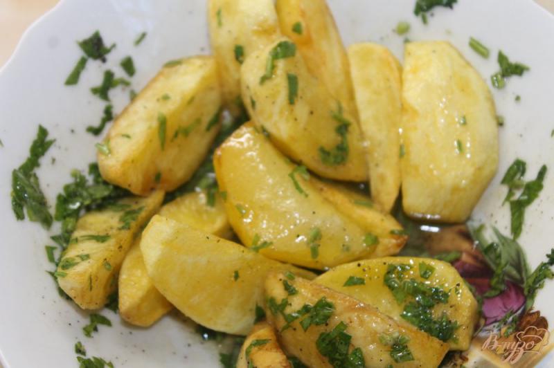 Фото приготовление рецепта: Картофельные дольки во фритюре с маслом и зеленью шаг №4
