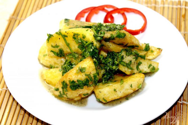 Фото приготовление рецепта: Картофельные дольки во фритюре с маслом и зеленью шаг №5