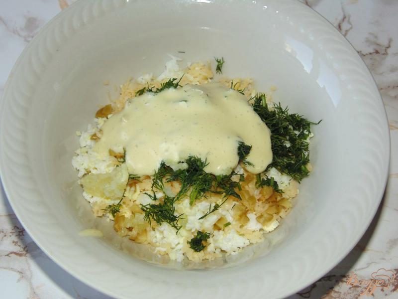 Фото приготовление рецепта: Яичная намазка с зелеными оливками шаг №4